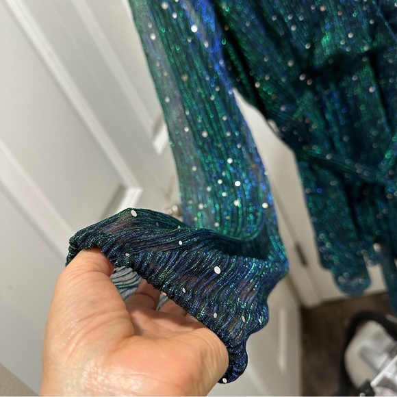 BloomChic Plus Size V-Neck Waist Pleat Blouse Lantern Sleeves Sparkly Peplum Top - Picture 4 of 7